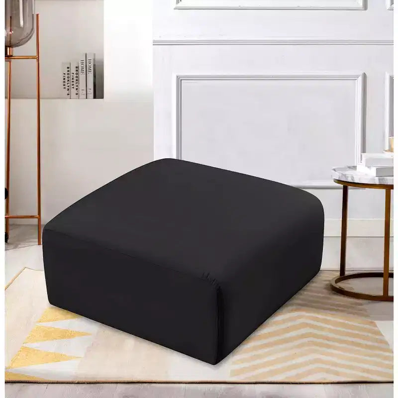 Pouf Arc in pelle vegana con trapuntatura a canale profondo e struttura in legno di eucalipto, nero