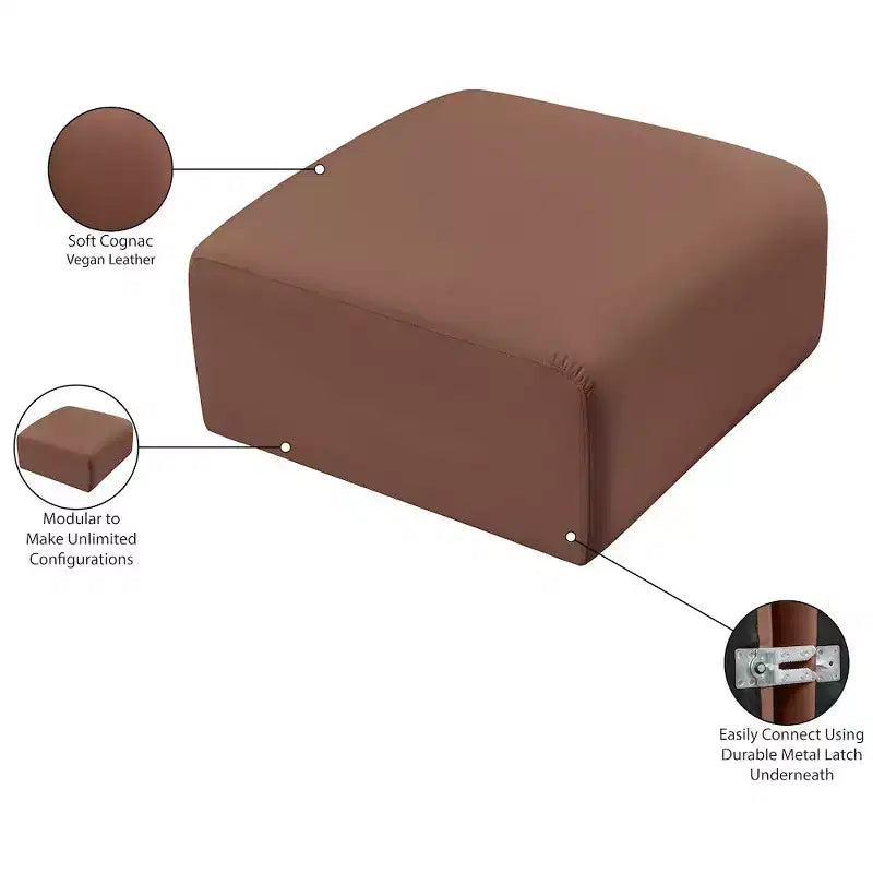 Pouf Arc in pelle vegana con trapuntatura a canale profondo e struttura in legno di eucalipto, nero