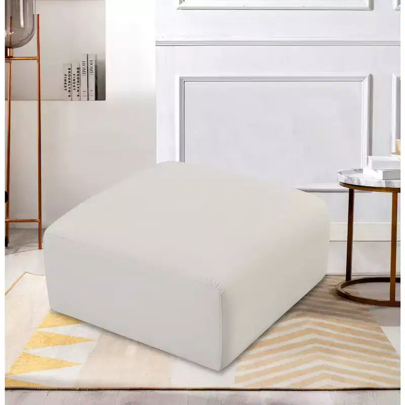 Pouf Arc in pelle vegana con trapuntatura a canale profondo e struttura in legno di eucalipto, nero