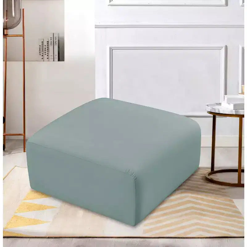 Pouf Arc in pelle vegana con trapuntatura a canale profondo e struttura in legno di eucalipto, nero