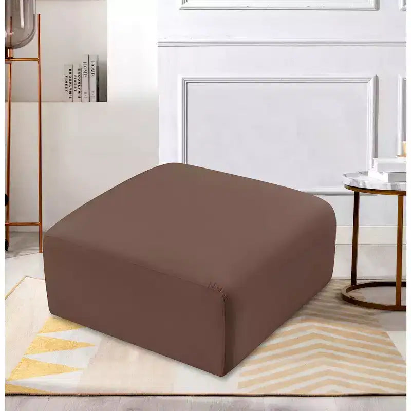 Pouf Arc in pelle vegana con trapuntatura a canale profondo e struttura in legno di eucalipto, nero