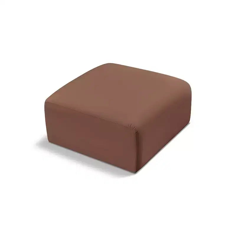 Pouf Arc in pelle vegana con trapuntatura a canale profondo e struttura in legno di eucalipto, nero