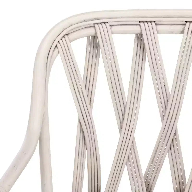Poltrona in Rattan con Schienale Curvo e Finitura Decapata, Nessun Montaggio Richiesto