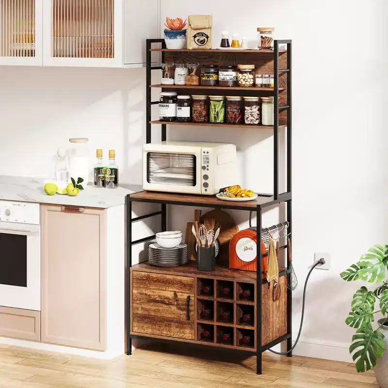 Scaffale da Cucina da 67 Pollici con Presa Elettrica, Mobile Bar per Caffè e Ganci a S, Marrone Rustico