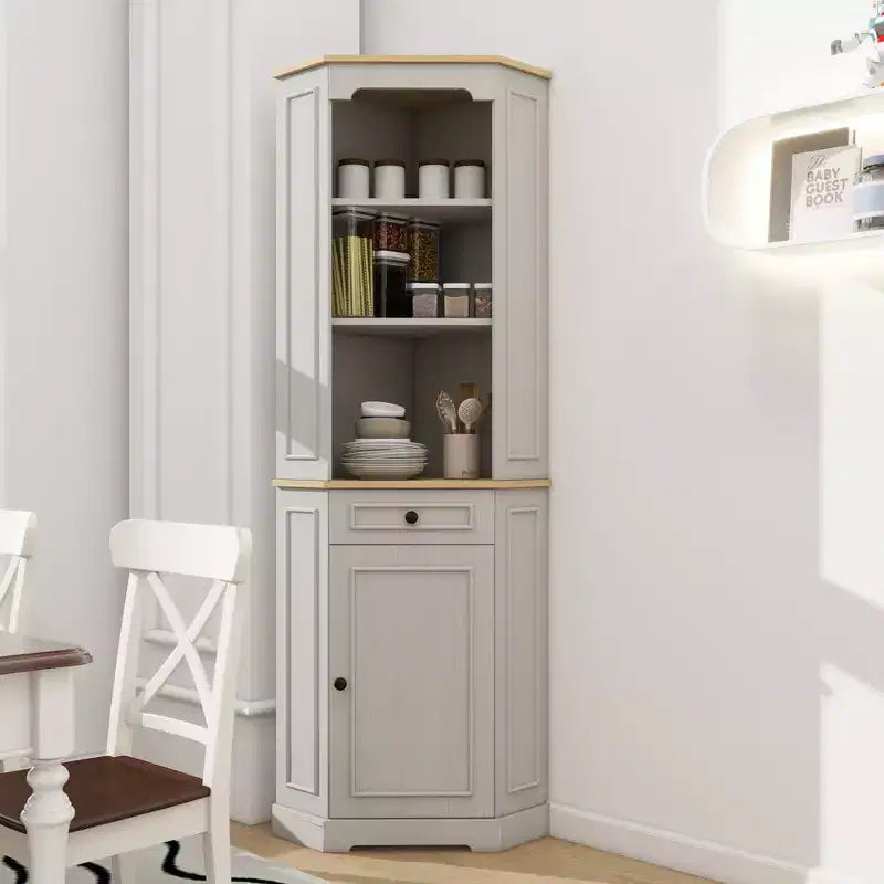 Mobile angolare alto 172 cm, in stile rustico, da appoggio. Presenta 1 anta, 1 cassetto e ripiani regolabili. Colore: Bianco.