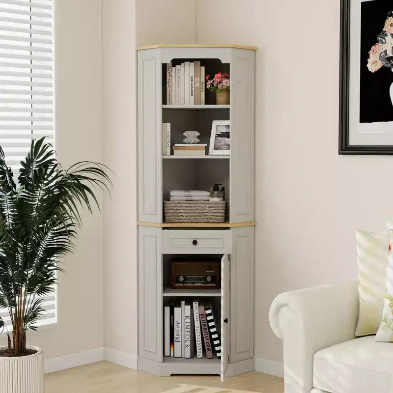 Mobile angolare alto 172 cm, in stile rustico, da appoggio. Presenta 1 anta, 1 cassetto e ripiani regolabili. Colore: Bianco.