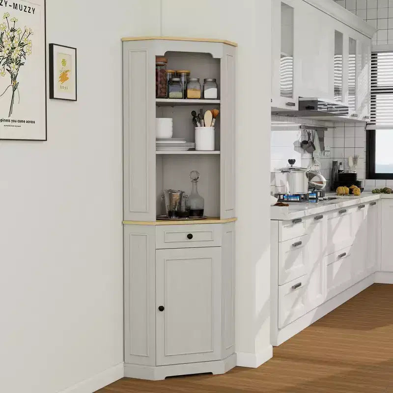 Mobile angolare alto 172 cm, in stile rustico, da appoggio. Presenta 1 anta, 1 cassetto e ripiani regolabili. Colore: Bianco.