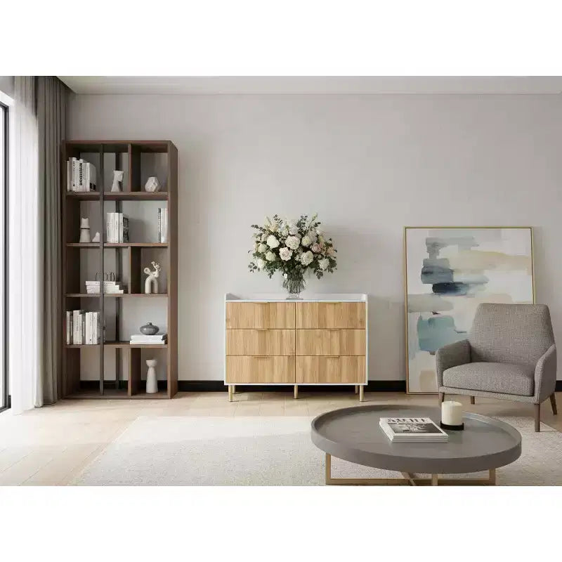 Cassettiera a 6 cassetti con asta portaoggetti, struttura in MDF bianca e finitura in legno naturale, gambe in metallo dorato